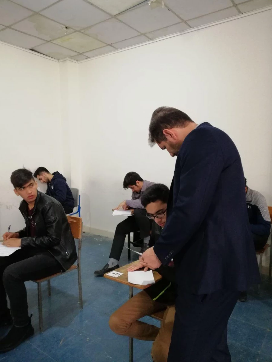 بازدید دکتر مازندرانی از جلسه امتحانات پایان نیمسال اول سال تحصیلی 99-98 پردیس آیت الله خامنه ای 6