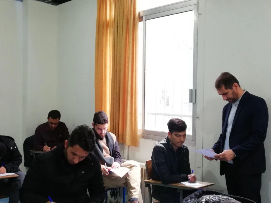 بازدید دکتر مازندرانی از جلسه امتحانات پایان نیمسال اول سال تحصیلی 99-98 پردیس آیت الله خامنه ای 7