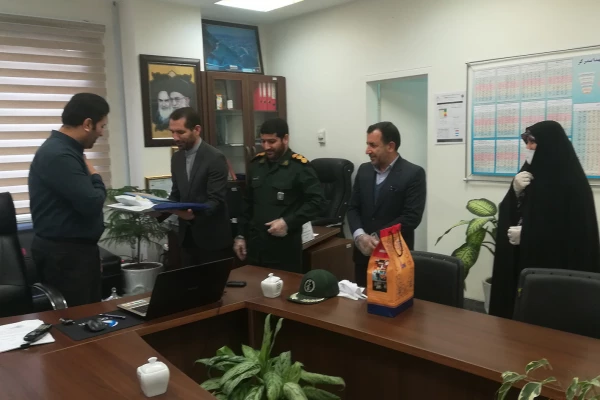 دکتر مازندرانی سرپرست دانشگاه فرهنگیان گلستان با حضور در بیمارستان شهدای بندرگز از کادر درمان تقدیر به عمل آورد. 3