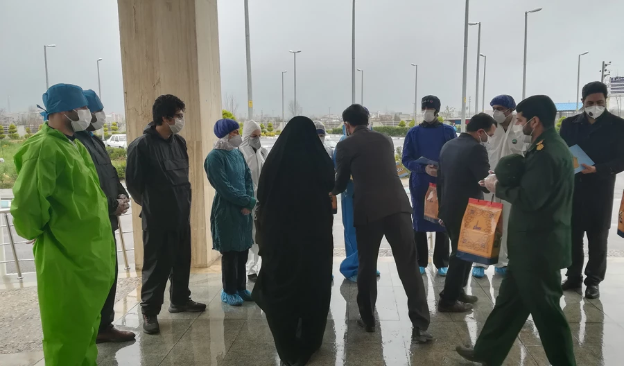دکتر مازندرانی سرپرست دانشگاه فرهنگیان گلستان با حضور در بیمارستان شهدای بندرگز از کادر درمان تقدیر به عمل آورد. 4