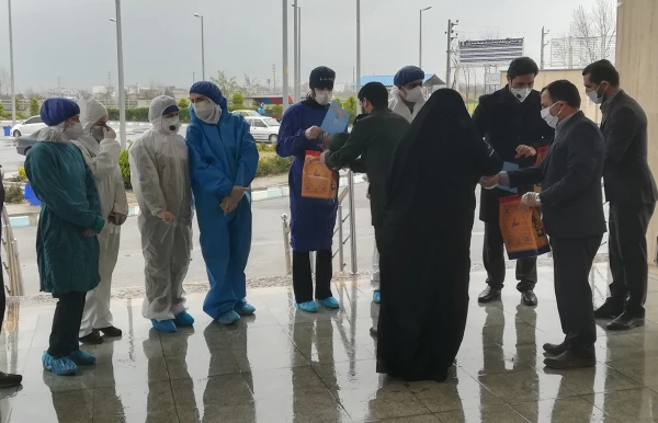 دکتر مازندرانی سرپرست دانشگاه فرهنگیان گلستان با حضور در بیمارستان شهدای بندرگز از کادر درمان تقدیر به عمل آورد. 5