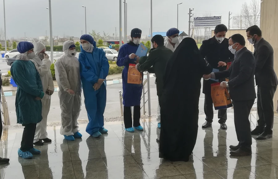 دکتر مازندرانی سرپرست دانشگاه فرهنگیان گلستان با حضور در بیمارستان شهدای بندرگز از کادر درمان تقدیر به عمل آورد. 5