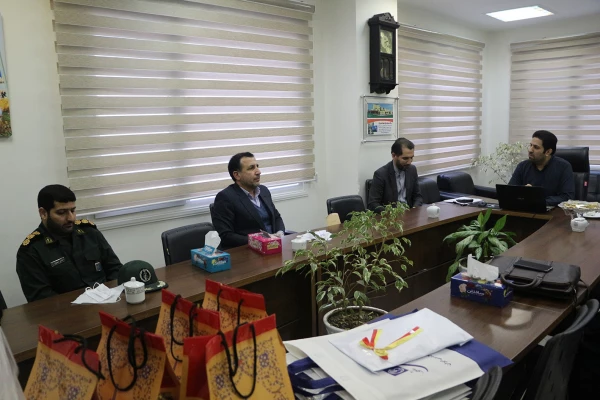 دکتر مازندرانی سرپرست دانشگاه فرهنگیان گلستان با حضور در بیمارستان شهدای بندرگز از کادر درمان تقدیر به عمل آورد. 6