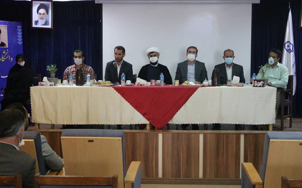 اولین جلسه شورای اداری دانشگاه با رعایت پرتکل های بهداشتی برگزار شد.
 4