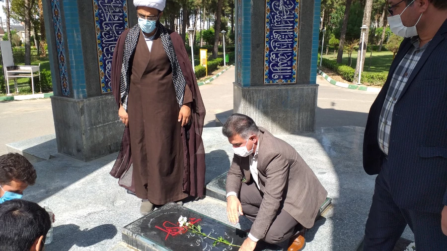 مراسم نماز جماعت ظهر و زیارت عاشورا و غبار روبی و عطر افشانی مزار مطهر شهدای گمنام شهرستان گنبد کاووس 7