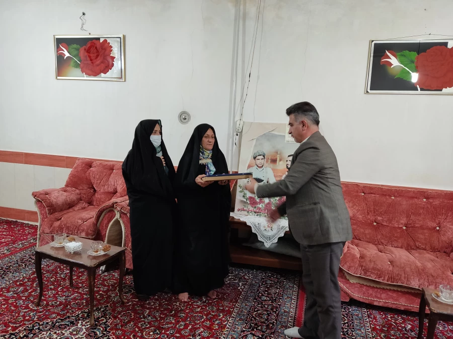 تجلیل از خانواده شهید سید حسین وزیری ثانی با حضور در منزل پدر شهید بزرگوار  3