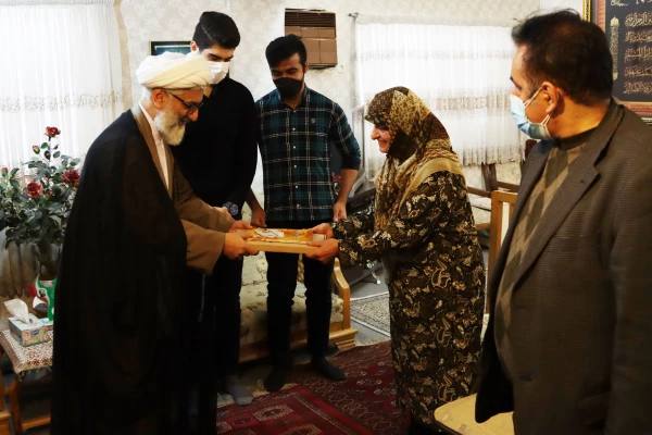 دیدار مسئولین مدیریت استان و پردیس آیت الله خامنه ای دانشگاه فرهنگیان با خانواده شهید والامقام احمد سبطی 4