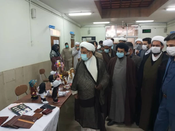 باحضور امام جمعه شهرستان گنبد کاووس حجت الاسلام والمسلمین ترابی و جمعی از مسئولین دانشگاهی (واحد دانشگاهی شهید بهشتی گنبد کاووس، دانشگاه آزاد، دانشگاه پیام نور و ... ) نمایشگاه صنایع دستی و محصولات غذایی دانشجویان افتتاح شد 2