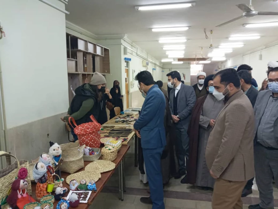 باحضور امام جمعه شهرستان گنبد کاووس حجت الاسلام والمسلمین ترابی و جمعی از مسئولین دانشگاهی (واحد دانشگاهی شهید بهشتی گنبد کاووس، دانشگاه آزاد، دانشگاه پیام نور و ... ) نمایشگاه صنایع دستی و محصولات غذایی دانشجویان افتتاح شد 2