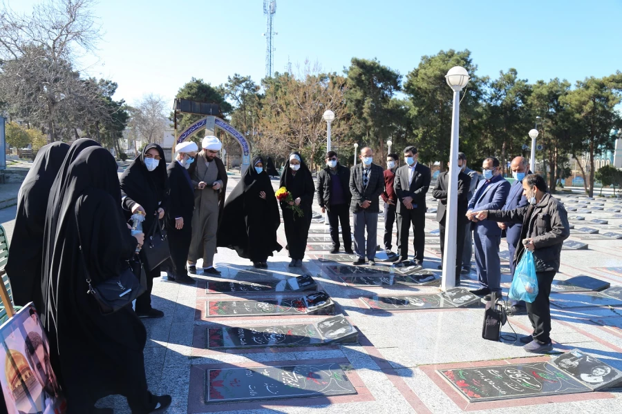 غبار روبی از مزار شهدای امامزاده عبدالله گرگان به مناسبت چهل و سومین سالگرد انقلاب اسلامی ایران . 4