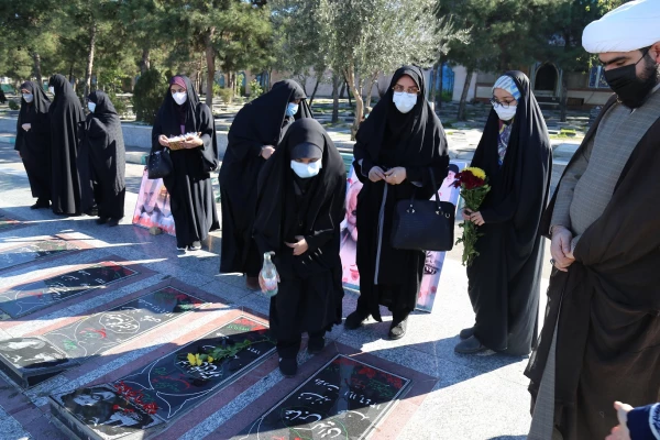 غبار روبی از مزار شهدای امامزاده عبدالله گرگان به مناسبت چهل و سومین سالگرد انقلاب اسلامی ایران . 7