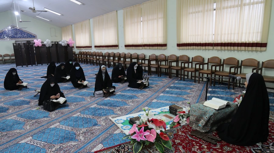  کرسی تلاوت قرآن کریم ویژه خواهران . 3