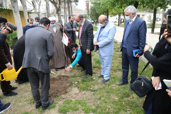 کاشت چند اصله نهال به یاد و نام شهدای دانشجو معلم در پردیس امام خمینی(ره) گرگان 2