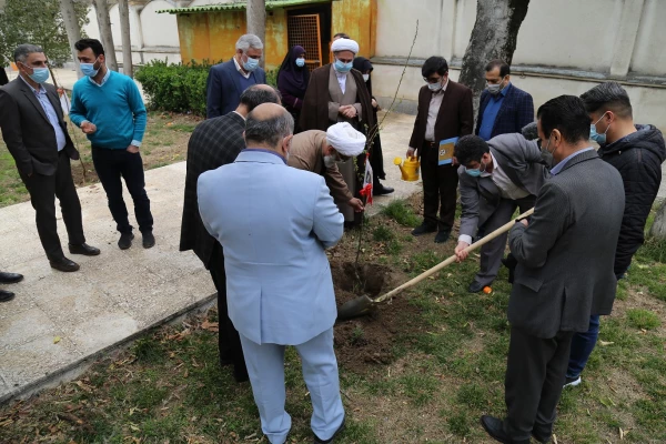 کاشت چند اصله نهال به یاد و نام شهدای دانشجو معلم در پردیس امام خمینی(ره) گرگان 2