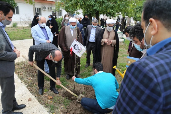 کاشت چند اصله نهال به یاد و نام شهدای دانشجو معلم در پردیس امام خمینی(ره) گرگان 2