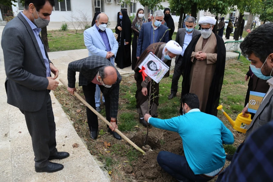 کاشت چند اصله نهال به یاد و نام شهدای دانشجو معلم در پردیس امام خمینی(ره) گرگان 2
