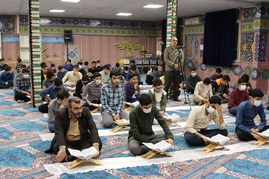 محفل معنوی انس با قرآن کریم در پردیس آیت الله خامنه ای برگزار شد. 4