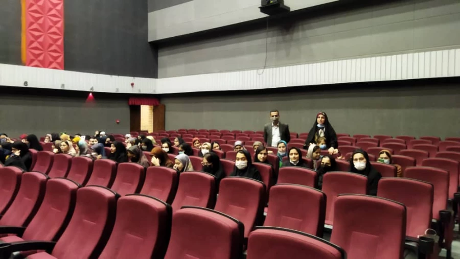 اعزام دانشجو معلمان به سینما جهت تماشای فیلم موقعیت مهدی . 4