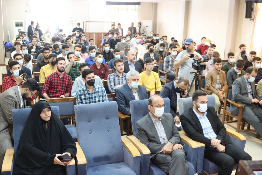 جایگاه معلم، جایگاه مهمی در کشور است، که باید بیشتر مورد توجه قرار گیرد. 8