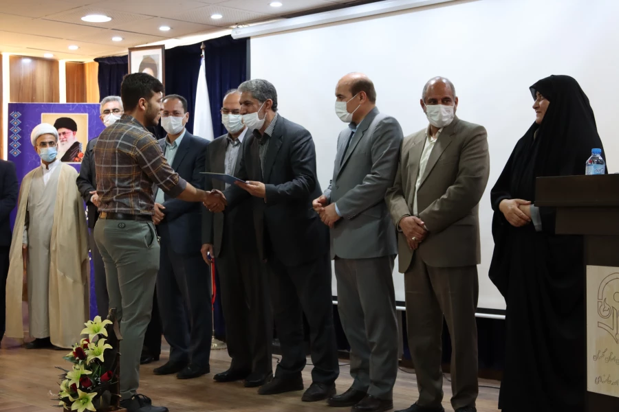 جایگاه معلم، جایگاه مهمی در کشور است، که باید بیشتر مورد توجه قرار گیرد. 12