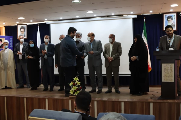 جایگاه معلم، جایگاه مهمی در کشور است، که باید بیشتر مورد توجه قرار گیرد. 13