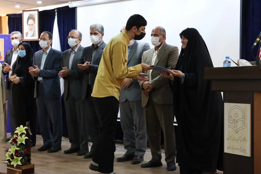 جایگاه معلم، جایگاه مهمی در کشور است، که باید بیشتر مورد توجه قرار گیرد. 14