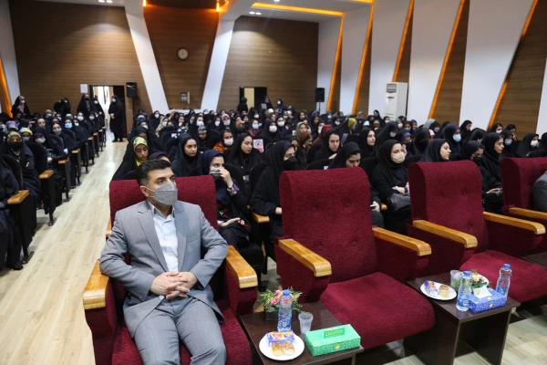 معلم امانت داری است که انسان امانت او است. 11