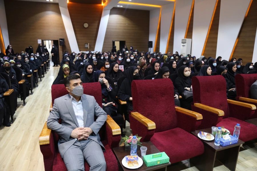 معلم امانت داری است که انسان امانت او است. 11