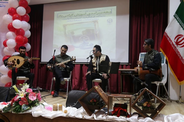 معلم امانت داری است که انسان امانت او است. 12