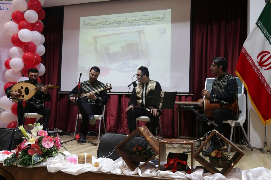 معلم امانت داری است که انسان امانت او است. 12