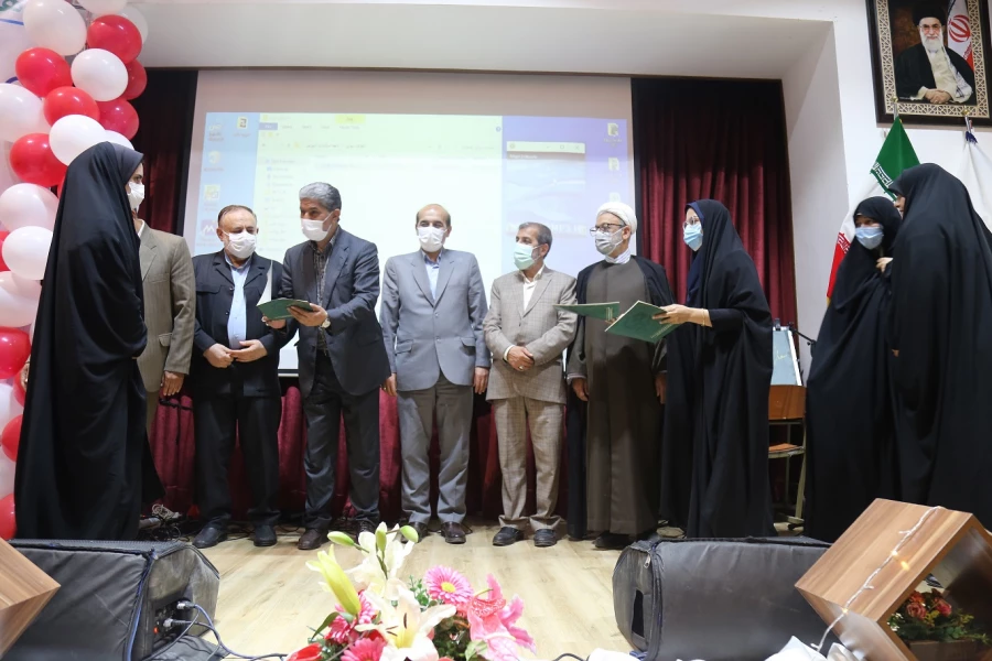 معلم امانت داری است که انسان امانت او است. 14