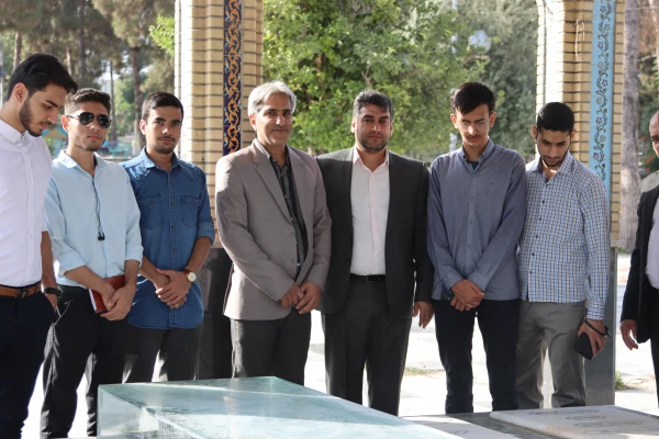 حضور مسئولین دانشگاه فرهنگیان استان گلستان به همرا دانشجو معلمان جشنواره رویش در گزار شهدای امام زاده عبدالله گرگان 2