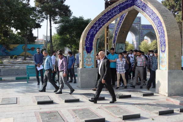 حضور مسئولین دانشگاه فرهنگیان استان گلستان به همرا دانشجو معلمان جشنواره رویش در گزار شهدای امام زاده عبدالله گرگان 4