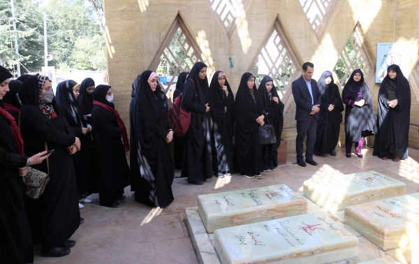 حضور مسئولین دانشگاه فرهنگیان پردیس امام خمینی (ره) گرگان به همرا دانشجو معلمان جشنواره رویش درتپه نورالشهدا و زیارت  شهدای گمنام 2