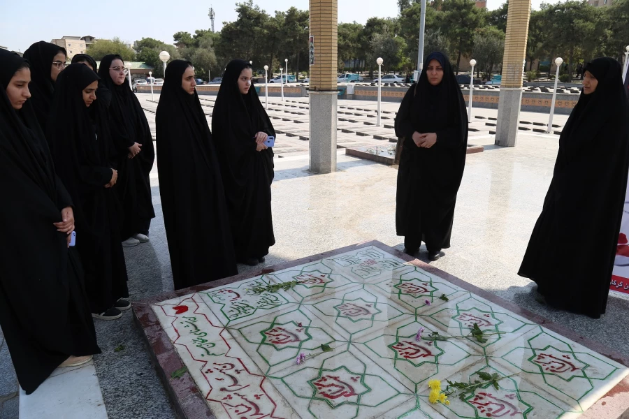 غبار روبی و عطر افشانی مزار مطهر شهدای  گمنام امامزاده عبدالله گرگان . 4