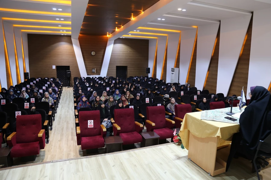 جلسه توجیهی با موضوع آشنایی با آئین نامه ها ، قوانین دانشجویی، فرهنگی و آموزشی.  3