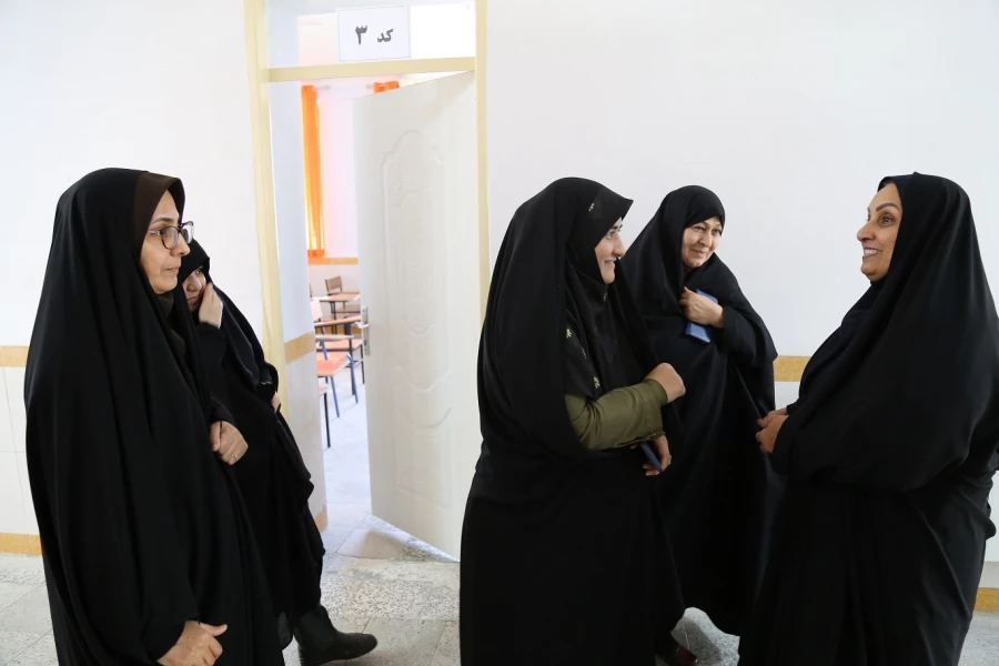  بازدید دکتر کلثوم غلامی سرپرست دانشگاه  فرهنگیان پردیس امام خمینی(ره) گرگان از ساختمان شماره ۲ در علی آباد  .
 2