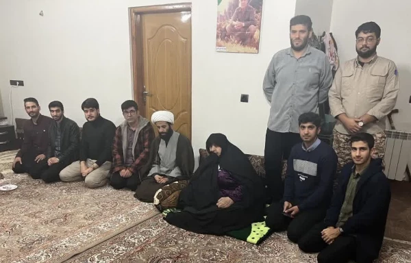 دیدار تعدادی از دانشجومعلمان و مسئولین دانشگاه فرهنگیان گلستان با خانواده شهید غلامی 2