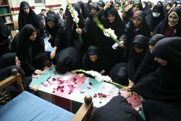 استقبال پرشور دانشجو معلمان پردیس امام خمینی (ره) گرگان از پیکر پاک ۲ شهید گمنام . 2