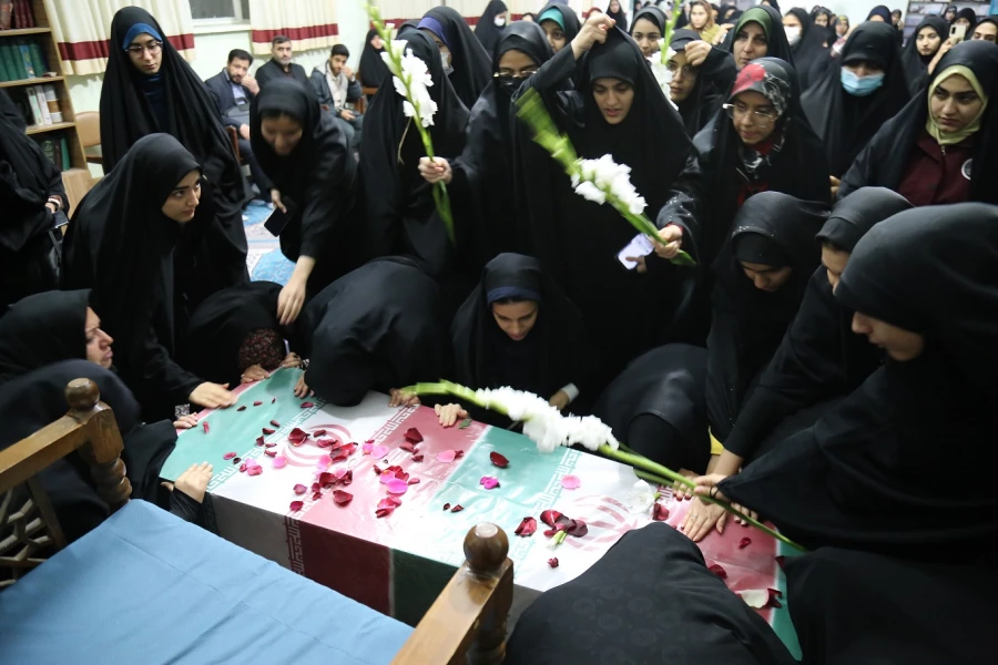 استقبال پرشور دانشجو معلمان پردیس امام خمینی (ره) گرگان از پیکر پاک ۲ شهید گمنام . 2