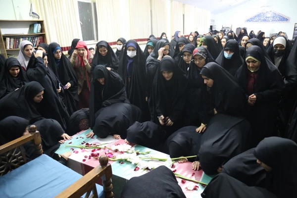 استقبال پرشور دانشجو معلمان پردیس امام خمینی (ره) گرگان از پیکر پاک ۲ شهید گمنام . 2