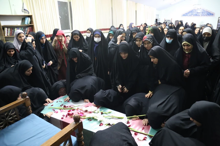 استقبال پرشور دانشجو معلمان پردیس امام خمینی (ره) گرگان از پیکر پاک ۲ شهید گمنام . 2