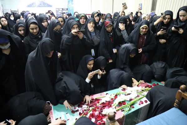 استقبال پرشور دانشجو معلمان پردیس امام خمینی (ره) گرگان از پیکر پاک ۲ شهید گمنام . 2