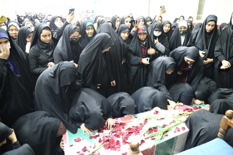 استقبال پرشور دانشجو معلمان پردیس امام خمینی (ره) گرگان از پیکر پاک ۲ شهید گمنام . 2