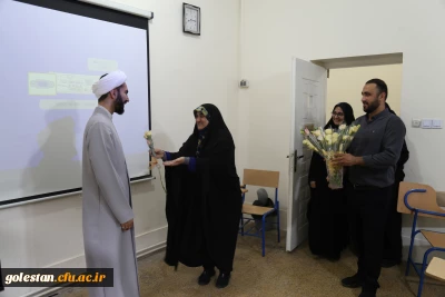 تقدیر از اساتید دانشگاه با اهدای گل به مناسبت روز معلم