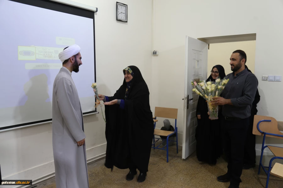 تقدیر از اساتید دانشگاه با اهدای گل به مناسبت روز معلم 2