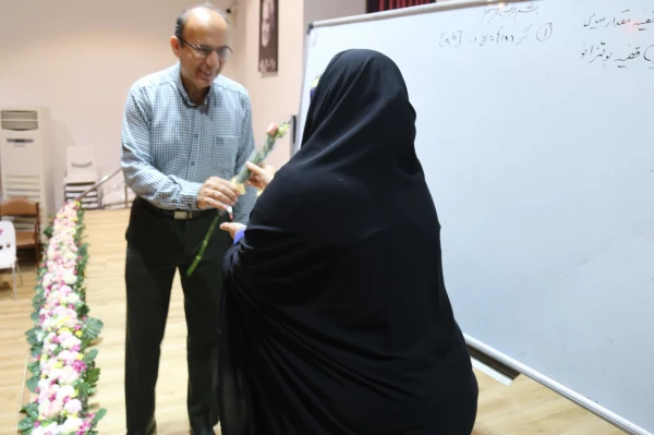 تقدیر از اساتید دانشگاه با اهدای گل به مناسبت روز معلم 3
