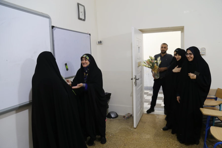 تقدیر از اساتید دانشگاه با اهدای گل به مناسبت روز معلم 4