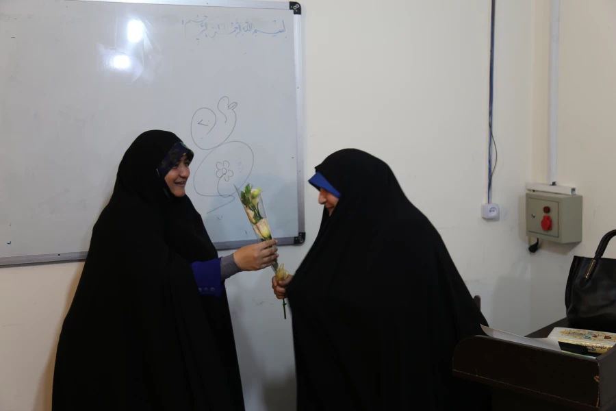تقدیر از اساتید دانشگاه با اهدای گل به مناسبت روز معلم 5