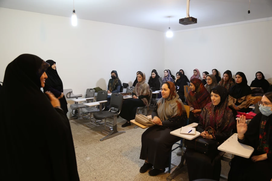 تقدیر از اساتید دانشگاه با اهدای گل به مناسبت روز معلم 6